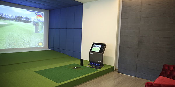 Indoor golf simulator